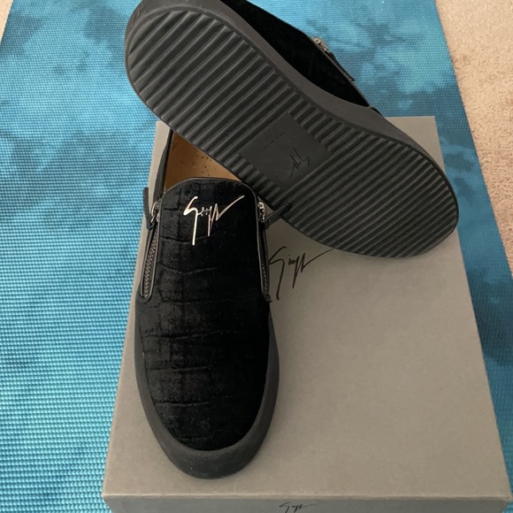 I am sellx my Giuseppe Zanotti All black Sneakers - Picture 5 of 9